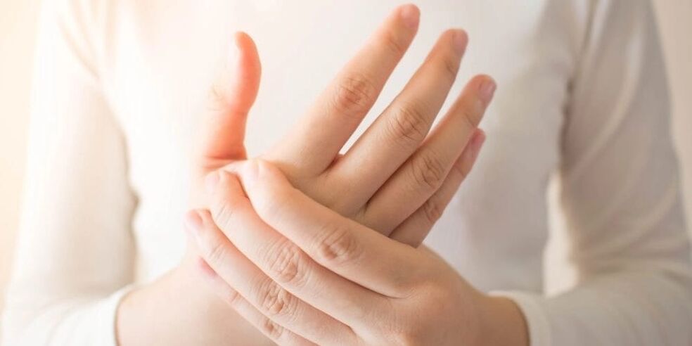 Gout causes acute pain in the joints of the fingers, accompanied by bony growths on the phalanges.