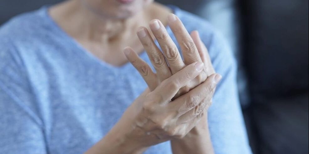 Osteoarthritis manifests itself with muscle spasms, mild swelling and pain in the finger joints.